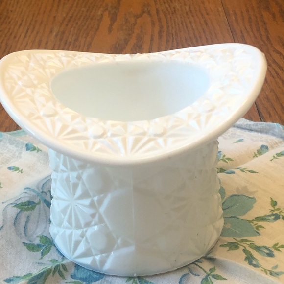 Fenton Top Hat White Daisy and Button Pattern - Picture 4 of 7